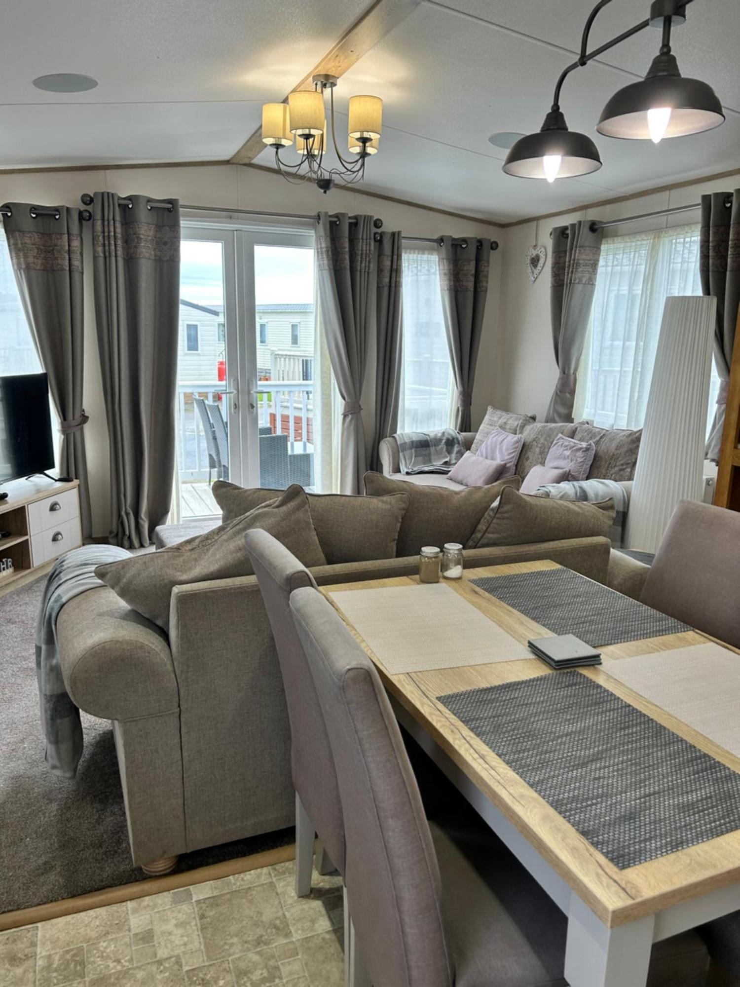 Roadnights Retreat Hotel Heysham Bagian luar foto
